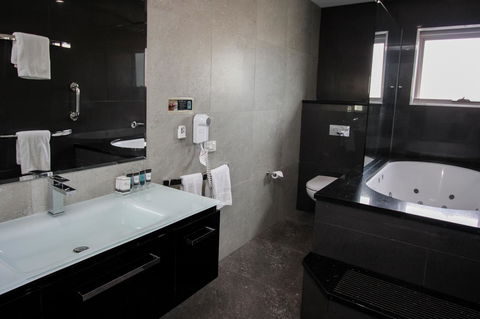 Honeysuckle Executive Apartments - Accommodation Daintree 39