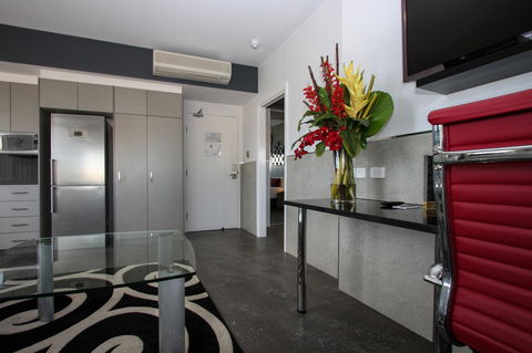 Honeysuckle Executive Apartments - Accommodation Daintree 15