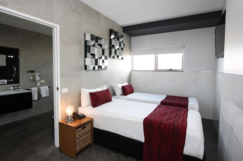 Honeysuckle Executive Apartments - Accommodation Daintree 2