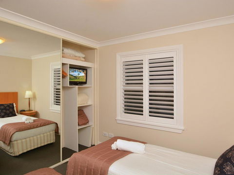 Villa De Saran Located Within Cypress Lakes - Accommodation Daintree 10
