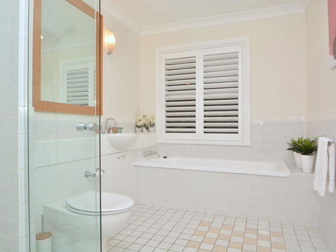 Villa De Saran Located Within Cypress Lakes - Accommodation Daintree 4