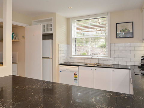 Villa De Saran Located Within Cypress Lakes - Accommodation Daintree 3