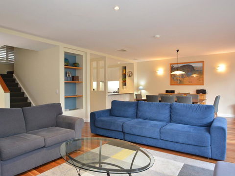 Villa De Saran Located Within Cypress Lakes - Accommodation Daintree 11