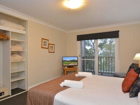 Villa De Saran Located Within Cypress Lakes - Accommodation Daintree 1
