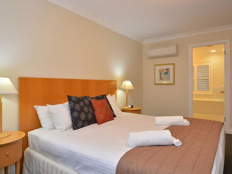 Villa De Saran Located Within Cypress Lakes - Accommodation Daintree 5
