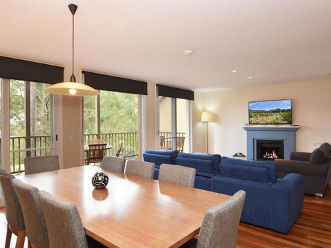 Villa De Saran Located Within Cypress Lakes - Accommodation Daintree 6
