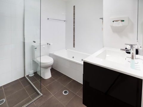 Charlestown Executive Apartments - Accommodation Daintree 4