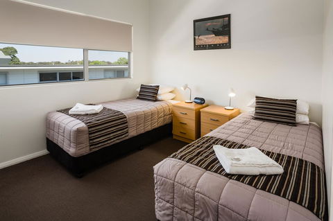 Charlestown Executive Apartments - Accommodation Daintree 2