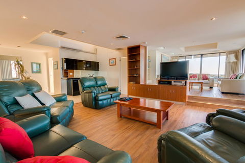 Pacific Towers Beach Resort - Accommodation Daintree 23