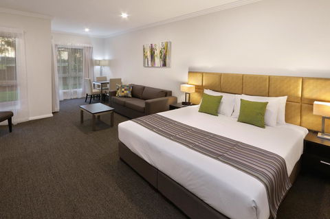 Best Western Plus Bolton On The Park - Accommodation Daintree 6
