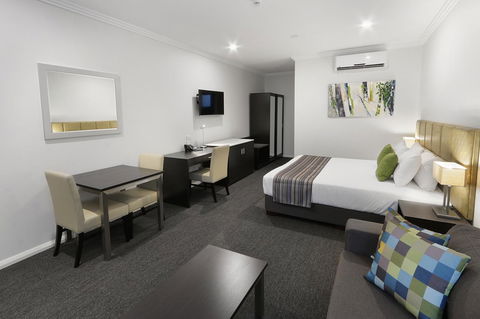 Best Western Plus Bolton On The Park - Accommodation Daintree 8