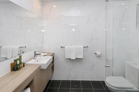 Best Western Plus Bolton On The Park - Accommodation Daintree 10