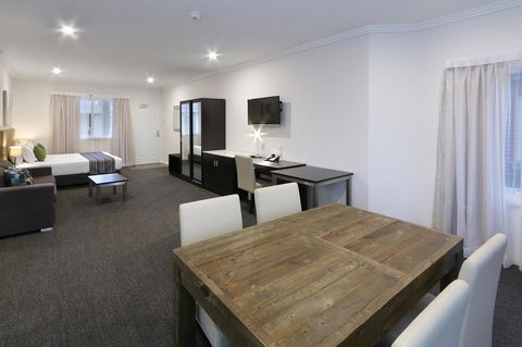 Best Western Plus Bolton On The Park - Accommodation Daintree 9