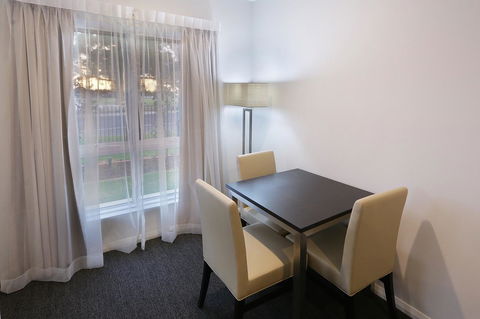 Best Western Plus Bolton On The Park - Accommodation Daintree 7