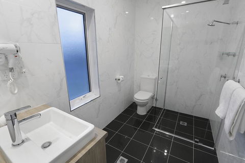 Best Western Plus Bolton On The Park - Accommodation Daintree 27