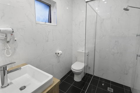 Best Western Plus Bolton On The Park - Accommodation Daintree 26