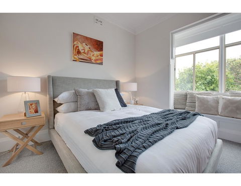 Large, Stylish And Quiet Penthouse Steps From Surf - Accommodation Daintree 10