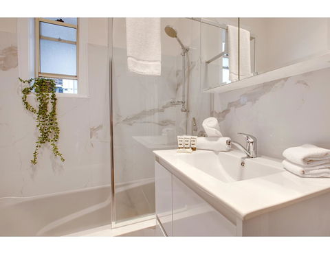 Large, Stylish And Quiet Penthouse Steps From Surf - Accommodation Daintree 2