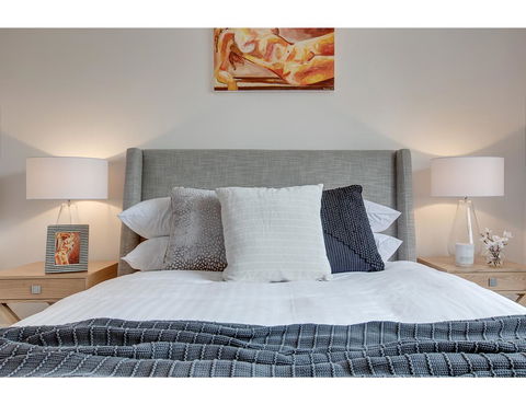 Large, Stylish And Quiet Penthouse Steps From Surf - Accommodation Daintree 11