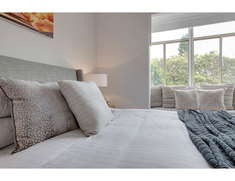 Large, Stylish And Quiet Penthouse Steps From Surf - Accommodation Daintree 12