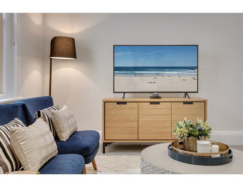 Large, Stylish And Quiet Penthouse Steps From Surf - Accommodation Daintree 4