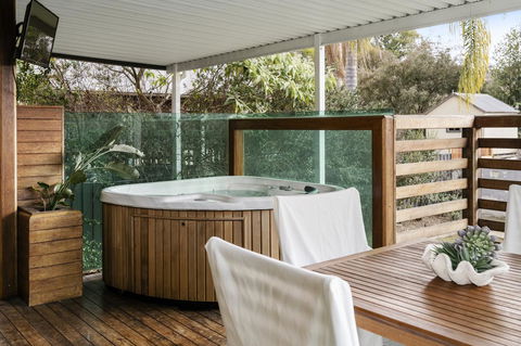 The Spa Cottage With HotTub, Netflix & Stan - Accommodation Daintree 24
