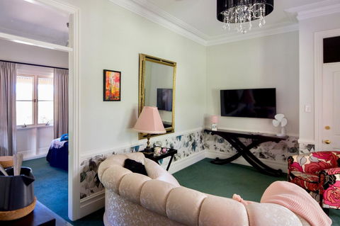 Chanticleer Gardens Barn Cottage With A Pool - Accommodation Daintree 44