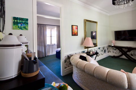 Chanticleer Gardens Barn Cottage With A Pool - Accommodation Daintree 43
