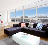 Gadigal Groove - Modern and Bright 3BR Executive Apartment in Zetland with Views - Accommodation Daintree
