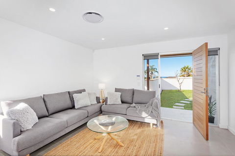 Modern Guest House - Accommodation Daintree 1