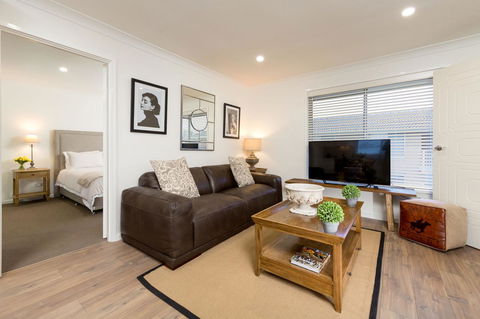 Sleeping In Style - Central & Sophisticated - Accommodation Daintree 0