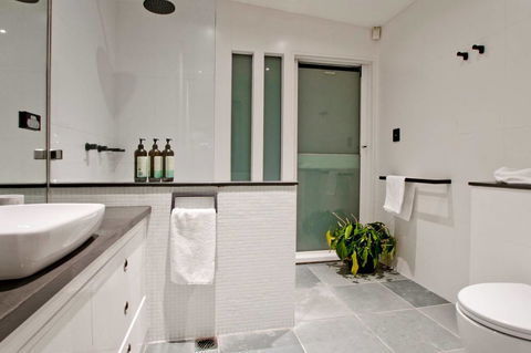 3 Storey Home Close Walk To Fox Studios SCG & City - Accommodation Daintree 16