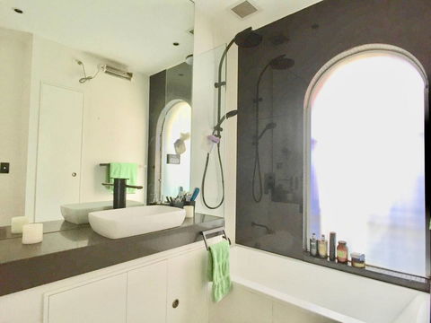 3 Storey Home Close Walk To Fox Studios SCG & City - Accommodation Daintree 5