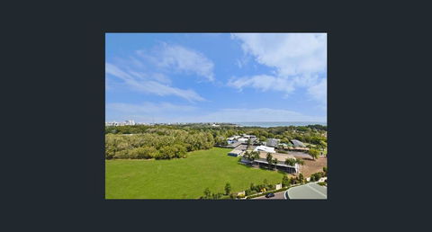 Nomikis\'On The Avenue - Accommodation Daintree 0