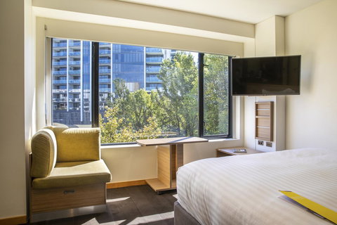 Crowne Plaza Canberra, An IHG Hotel - Accommodation Daintree 14