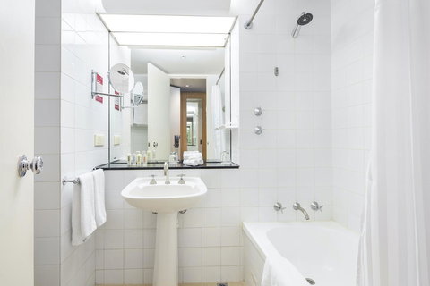 Crowne Plaza Canberra, An IHG Hotel - Accommodation Daintree 26