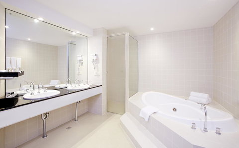 Crowne Plaza Canberra, An IHG Hotel - Accommodation Daintree 20