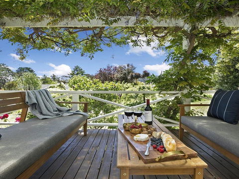 Bourne Cottage - Perfect For All Seasons - Accommodation Daintree 0