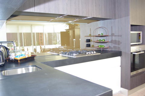 Boutique Stays - Lalique, Elwood Apartment - Accommodation Daintree 2
