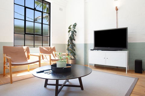 Boutique, Sunlit Studio With Designer Furnishings - Accommodation Daintree 3