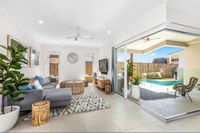 Brand New PRIZE HOME 50m path to beach