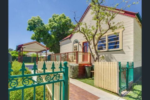 Bright 3-bedroom Apartment - Central Armidale - Accommodation Daintree 0