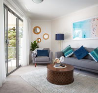 Bright Modern Apartment Steps From Beach and Ferry - Accommodation Daintree