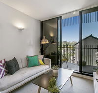 Bright Modern Apartment w Parking and Gym Near CBD - Accommodation Daintree
