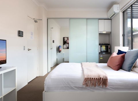 Bright Studio Steps From Westmead Hospital - Accommodation Daintree 3