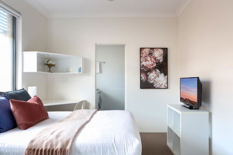 Bright Studio Steps From Westmead Hospital - Accommodation Daintree 0