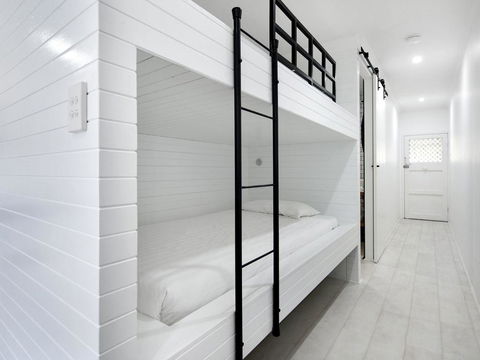 Burleigh By The Sea - Accommodation Daintree 3