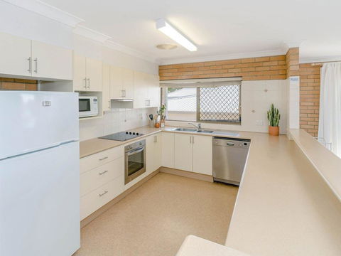 Burleigh House Opposite Main Beach - Views Sea Pool Linen And Free WiFi - Accommodation Daintree 3