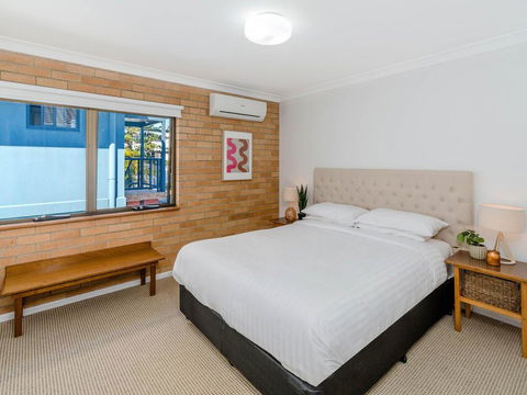 Burleigh House Opposite Main Beach - Views Sea Pool Linen And Free WiFi - Accommodation Daintree 1