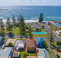 Burleigh House Opposite Main Beach - Views Sea Pool Linen and Free WiFi - Accommodation Daintree